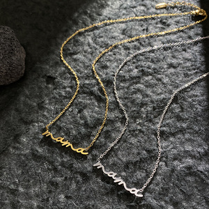 Collana Minimalista con Scritta MAMA in Minuscolo - Catena per Clavicola in Acciaio Inossidabile Placcato Oro 18K - Regalo Trendy per la Festa della Mamma - Product Image 4