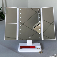 Miroir grossissant cosmétique Led à écran tactile Miroir de maquillage portable de voyage à trois volets avec lumières LED