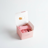 Petite boîte cadeau carrée européenne créative en papier d'art biodégradable rose frais et doux, imprimée quadricolore, pour bonbons de mariage avec ruban