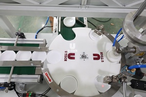 Máquina para Insertar Revestimientos de Plástico, Juntas de Aluminio y Arandelas de Espuma, Máquina para Colocar Material Acolchado, Máquina de Pegamento Termofusible - Product Image 3