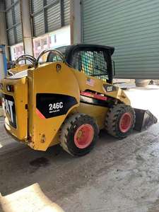 Chargeuse compacte d'<span class=keywords><strong>occasion</strong></span> CAT 246C, moteur 75 kW, modèle 2024, capacité de 3 tonnes, chenilles en caoutchouc, godets, fourches à palettes, finisseur à froid - Product Image 3