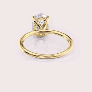 Bague solitaire en diamant de laboratoire taille coussin en or jaune 14 carats, bijoux de fiançailles personnalisés - Product Image 4