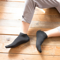 Vente en gros de chaussettes décontractées confortables à la cheville Chaussettes invisibles de couleur unie Chaussettes de bateau cachées invisibles