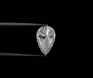 เพชรเพาะเลี้ยงในห้องปฏิบัติการ 3.03 กะรัต รับรองโดย IGI สี D เจาะด้วยเลเซอร์ รูปทรงลูกแพร์ สำหรับแหวนหมั้น - Product Image 4