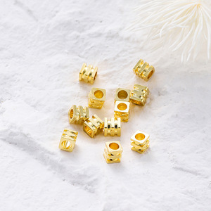 Cuentas espaciadoras cuadradas chapadas en oro de 4 mm para la fabricación de pulseras y accesorios de joyería - Product Image 1