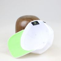 Gorro de algodón personalizable de 5 paneles para niños pequeños Bordado de hilo de neón con tela de rizo y diseño de letras elevadas tipo de tela de terciopelo