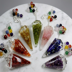 Pendule en pierre précieuse sculptée à la main avec 7 chakras pour la radiesthésie et la guérison par le Reiki - Product Image 1