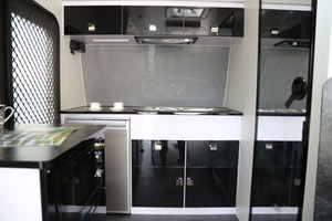 Remolque de caravana Ecocampor para transporte de juguetes de gran capacidad, con diseño de doble puerta trasera, para eventos promocionales y camping al aire libre. - Product Image 2