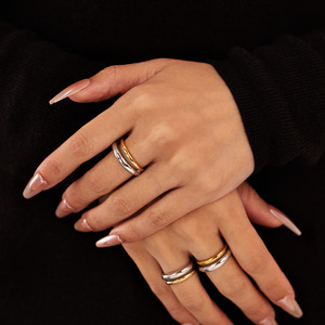 Anillo personalizado europeo y americano para mujer, de acero inoxidable, estilo nicho, versátil, con bloques de color, de titanio. - Product Image 2