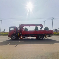 Grue de camion 4x2 de haute qualité de 8 tonnes avec moteur et pompe à huile de 5 tonnes de capacité nominale de la marque chinoise Dayun