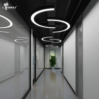 Lumière linéaire incurvée pendante créative minimaliste moderne de forme de serpent de LED pour la galerie de supermarché de bureau