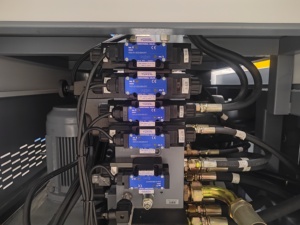 Machine de moulage par injection de pièces de rechange automatiques <span class=keywords><strong>en</strong></span> plastique de fabrication de 200 tonnes faisant la machine pour le connecteur de <span class=keywords><strong>voiture</strong></span> - Product Image 3