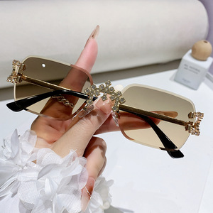 Lunettes de soleil carrées sans monture pour femmes avec verres en strass UV400 légères style urbain extérieur - Product Image 2