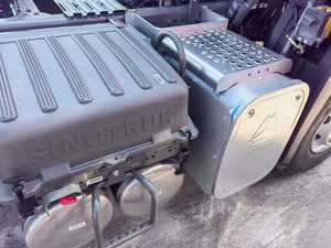 รถบรรทุกหัวลากซิโนทรัค โฮโว NX 6x4  รับน้ำหนัก 31-40 ตัน เครื่องยนต์ดีเซลยูโร 5 เว่ยชัย เกียร์ธรรมดา สำหรับขนส่งทางเรือ - Product Image 3