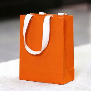 Bolsa de Papel Naranja Personalizada, Reciclable y Plegable para Compras, con Asas de Algodón y Detalles de Remache - Product Image 1