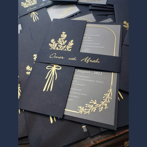 Copertura a singolo lembo con PVC smerigliato invito a nozze interno con una busta di nastro dorato - Product Image 4