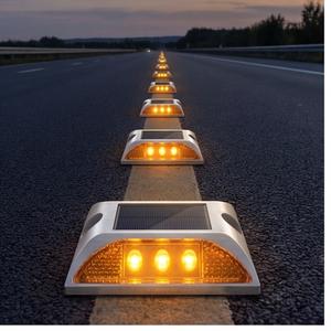 Delineateur de circulation réfléchissant antidérapant à clignotement synchronisé, borne solaire routière en aluminium pour la sécurité des passages piétons - Product Image 5