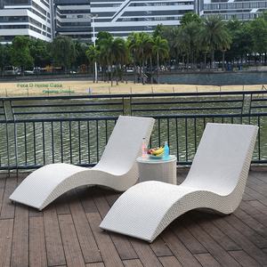 Meubles <span class=keywords><strong>de</strong></span> <span class=keywords><strong>jardin</strong></span> Meubles <span class=keywords><strong>de</strong></span> patio en rotin tissé blanc Pe Chaises longues d'extérieur Piscine Lounge Chaises longues - Product Image 1