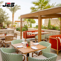 Ensemble de mobilier de restaurant extérieur en bois massif J2S avec fauteuil, table et parasol de patio, design moderne, finition imperméable