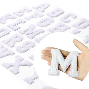 Parches de Letras de Chenilla Termoadhesivos Personalizados a Precio de Fábrica, Bordados en Tela Blanca, Material Personalizado, Tamaño Personalizado para Bolsos, Ropa y Gorras - Product Image 1
