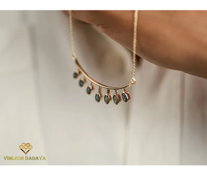 Collier minimaliste en or avec barre incurvée saphir paon, bijou délicat pierre de naissance de septembre, cadeau de joaillerie fine pour femme, présent de mariage - Product Image 4