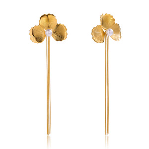 Boucles d'oreilles pendantes Fleur et Perle en Acier Inoxydable Plaqué Or 18K, avec Pendentif Feuille et Pompon, Sertissage clos, Qualité AA, Bijoux de Soirée - Product Image 5