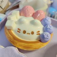 Similaire à la tartelette chaton en forme de fraise, texture plastique souple, juteuse et crémeuse, parfait pour soulager le stress des jeunes