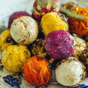 Té de Flores Orgánico Dragon Ball, Especialidad de Yunnan, Set de Tubos de Vidrio con Té Floreciente, a Granel, 5 Rosas, Hoja de Loto, Jazmín, Crisantemo Amarillo - Product Image 2