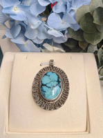 Pendentif en forme d'épée à nœud papillon de Rango |   Bijou artisanal en argent sterling 925 avec serti clos et turquoise naturelle Yungaisi, unisexe
