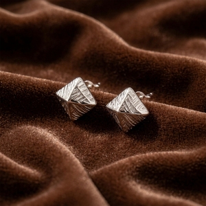 Boucles d'oreilles clous en argent sterling 925 gravées pyramide, personnalisables OEM/ODM, vente en gros de bijoux géométriques pour femmes - Product Image 3