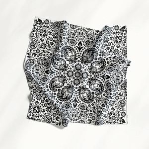 Foulard in Seta 90x90, Bandana Personalizzata, Sciarpe in Seta con Motivi del Patrimonio Culturale per Viaggiatori Globali e Amanti dell'Arte - Product Image 5