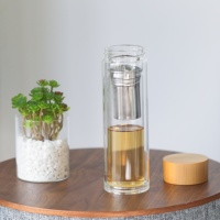 Tumbler Kaca Tutup Bambu Kustom Botol Air Kaca Borosilikat Dinding Ganda dengan Infuser Teh