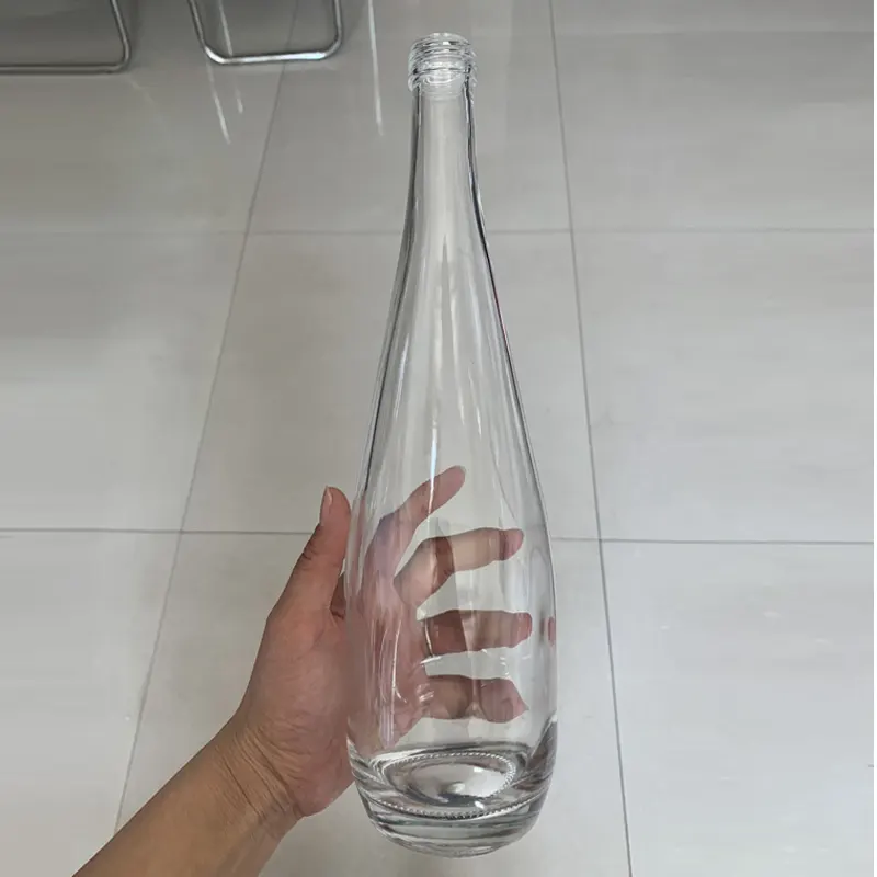 गर्म बिक्री पानी पेय गिलास शराब की बोतलें 500ml 750ml जिन भावना कांच की बोतल थोक