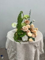 Centre de table de mariage rose poudré et bordeaux, arrangement de roses, d'anthuriums et d'hortensias avec pompon vert, décoration de table