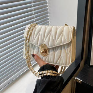 Mini bolso fruncido de moda con forma cuadrada estructurada con asa de cadena y cierre de metal - Product Image 1