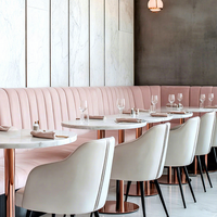 Ensemble de mobilier pour café et restaurant : table en marbre et chaises en cuir, banquette en velours rose à surpiqûres verticales