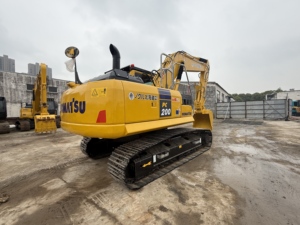 รถขุดไฮดรอลิกมือสอง Komatsu PC200 คุณภาพดี ทนทาน เหมาะสำหรับงานขุดดินและงานเหมืองหิน - Product Image 2