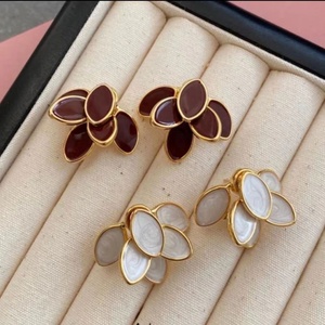 Pendientes de tuerca con diseño de hoja y flor tridimensional estilo retro francés, elegantes y modernos, regalo para mujer - Product Image 1