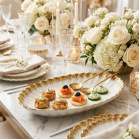 Service de vaisselle de luxe à bordure plume pour mariage, assiettes en porcelaine à rebord doré irrégulier pour banquets et traiteurs d'hôtels 5 étoiles (vente en gros)