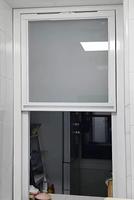 Fenêtre à double battant en aluminium OEM ODM, fenêtre coulissante verticale pour projets d'appartements et d'hôtels
