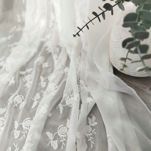 Tissu en crêpe de chiffon 75D brodé de fleurs de luxe, tissu en tulle polyester pour robe de mariée et <span class=keywords><strong>rideaux</strong></span> - Product Image 3
