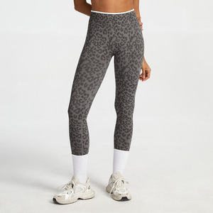 Set Yoga Donna Senza Cuciture <span class=keywords><strong>con</strong></span> Stampa Leopardata 3D, <span class=keywords><strong>Reggiseno</strong></span> <span class=keywords><strong>Sportivo</strong></span> Imbottito e Leggings Modellanti in Nylon Spandex per Palestra e Allenamento - Product Image 5