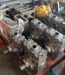 Têtes hydrauliques jaunes avec pistons bleus et flexibles noirs pour plateformes de forage – Niveau de sécurité élevé - Product Image 4