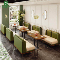 Ensemble de table et chaises de salle à manger carrées en bois avec structure métallique, style moderne, pour hôtels, restaurants et cafés, avec banquette intégrée.
