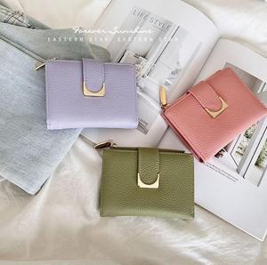 Portefeuille court de haute qualité pour femmes, avec motif vertical texturé, fermeture à pression sécurisée, poche à monnaie zippée et design compact. - Product Image 5