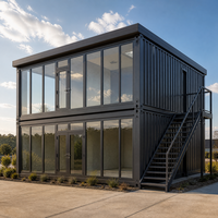 Bâtiment de bureau préfabriqué à deux étages en conteneurs, escalier en acier, façades vitrées, bureau de chantier modulaire pour équipe de gestion de construction