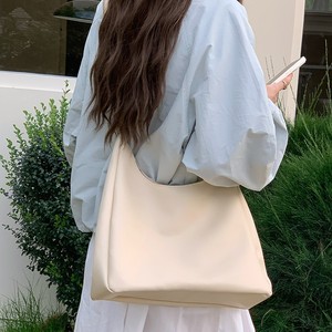 Sac à bandoulière pour femme grande capacité noir avec boucle magnétique et poche zippée, idéal pour le quotidien, les étudiants et les trajets quotidiens, collection Printemps 2025 - Product Image 4