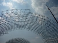 Structures préfabriquées en acier léger Conception de toit incurvé Hangar en acier de construction avec services de traitement de soudage et de coupe en flexion