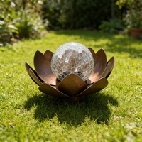 Lampe solaire en forme de fleur de lotus avec boule en verre craquelé et pétales en métal pour l'éclairage extérieur des jardins, des étangs et des paysages