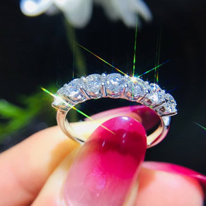 Anello a fascia singola con cristalli rotondi da donna, impilabile, accessori moda minimalisti - Product Image 1